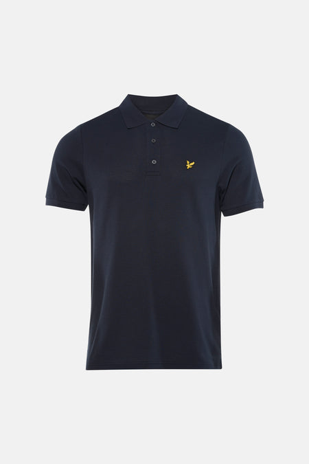 Blauw poloshirt met korte mouwen van Lyle & Scott, gedragen met een bruine broek en loafers, staand mannelijk model.