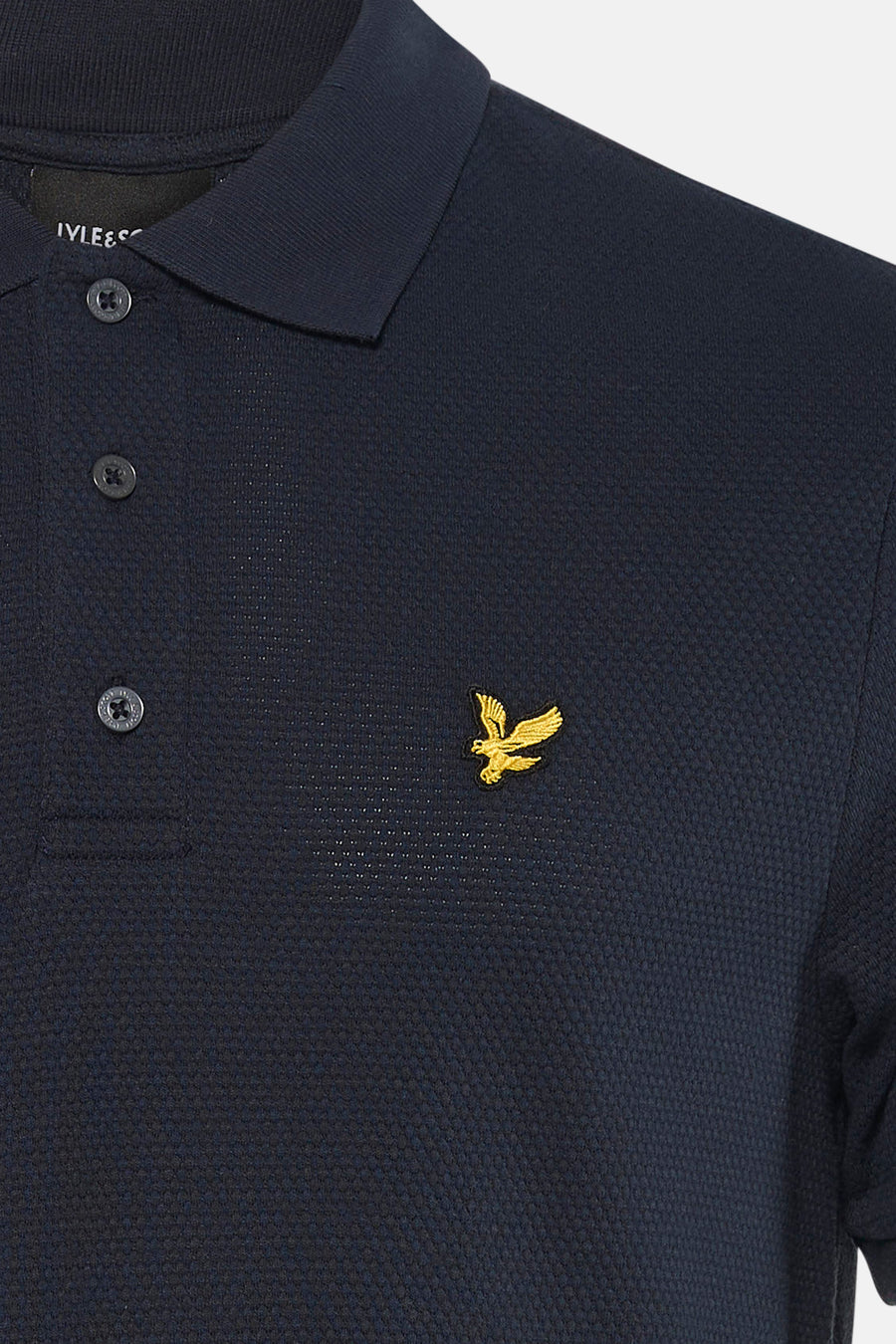 Polo à manches courtes bleu de LYLE & SCOTT, motif texturé nid d'abeille et logo doré brodé.