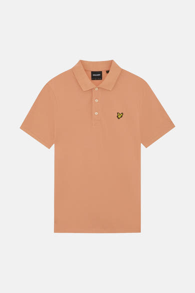 Polo orange de LYLE & SCOTT à manches courtes, avec un col et un logo aigle jaune sur la poitrine.
