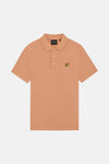 Polo orange de LYLE & SCOTT à manches courtes, avec un col et un logo aigle jaune sur la poitrine.