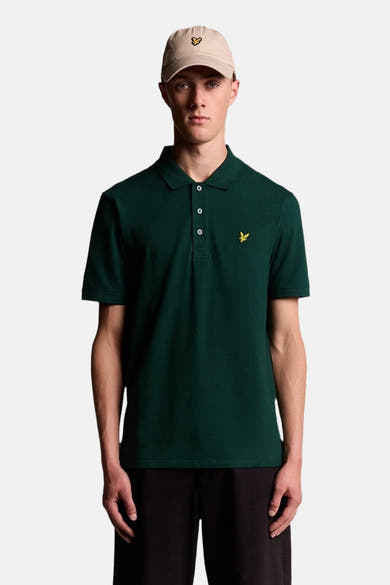 Groen LYLE & SCOTT poloshirt in pique-breisel, met drie witte knopen en gouden geborduurde adelaar.