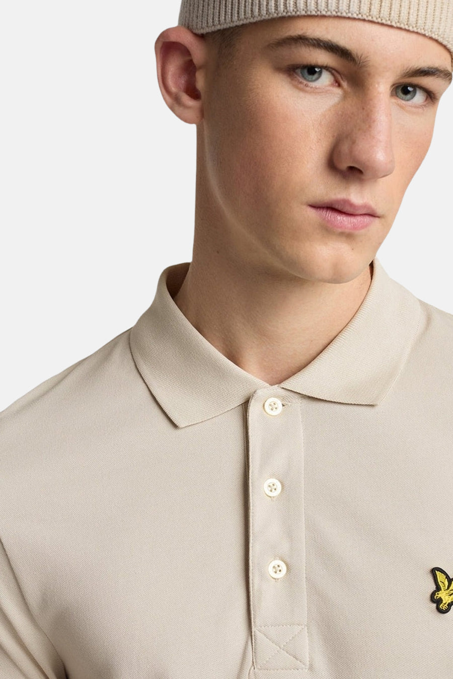 Polo beige à manches courtes de Lyle & Scott avec trois boutons et logo brodé.