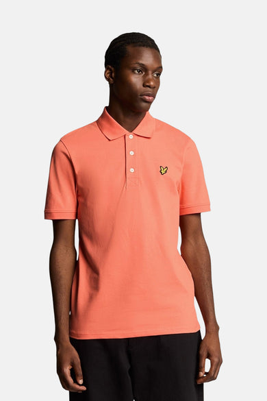 Polo corail met korte mouwen van Lyle & Scott, met gele gestikte logo op de borst.