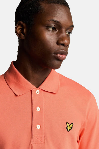 Polo à manches courtes corail de LYLE & SCOTT avec un logo brodé sur la poitrine.