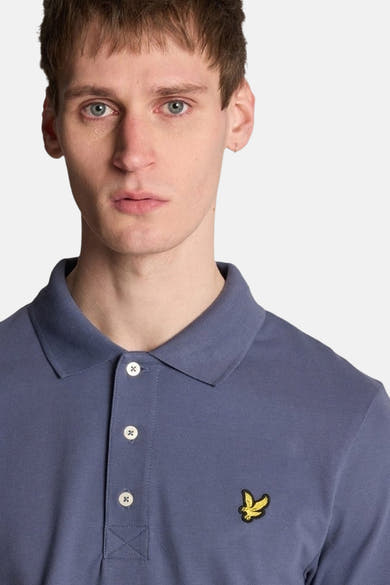 Blauw poloshirt met korte mouwen van LYLE & SCOTT, met drie knopen en een geborduurd logo.