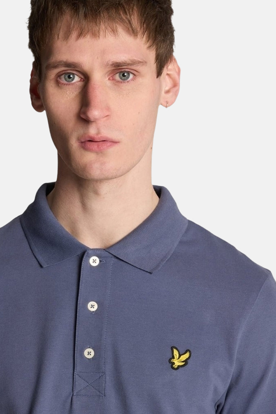 Blauw poloshirt met korte mouwen van LYLE & SCOTT, met drie knopen en een geborduurd logo.