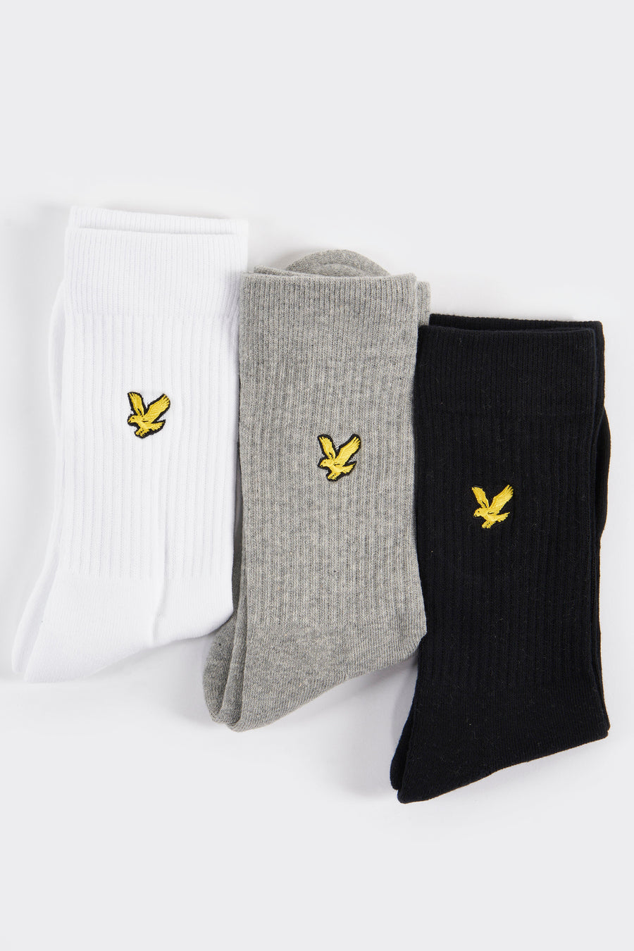 Chaussettes blanches de LYLE & SCOTT, grises et noires, avec logo brodé sur le côté.