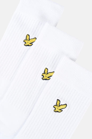 Witte sokken van Lyle & Scott, geborduurd vogellogo-patroon, geribbelde textuur.