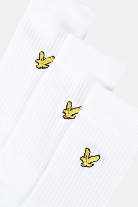 Witte sokken van Lyle & Scott, geborduurd vogellogo-patroon, geribbelde textuur.