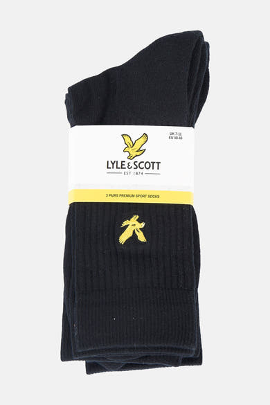 Zwarte sportsokken, van Lyle & Scott, met een geborduurd gouden logo op de sok.