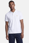 Witte STROM polo met korte mouwen, geborduurd patroon van pastagerecht, gedragen met een donkerblauwe jeans.