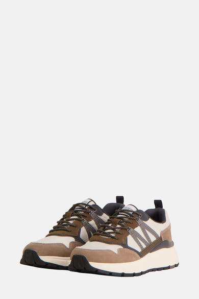 Witte sneakers van LYLE & SCOTT, met bruine suède details en een dikke wit-zwarte zool.