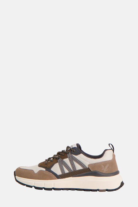 Witte sneakers van LYLE & SCOTT, met bruine inzetstukken en grijze decoratieve details.