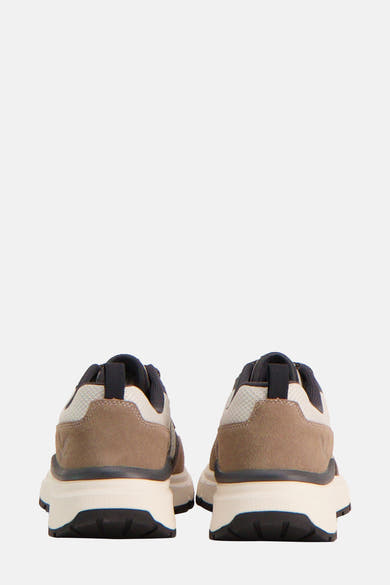Baskets blanches de LYLE & SCOTT, avec détails en daim marron et semelle épaisse blanche et noire.