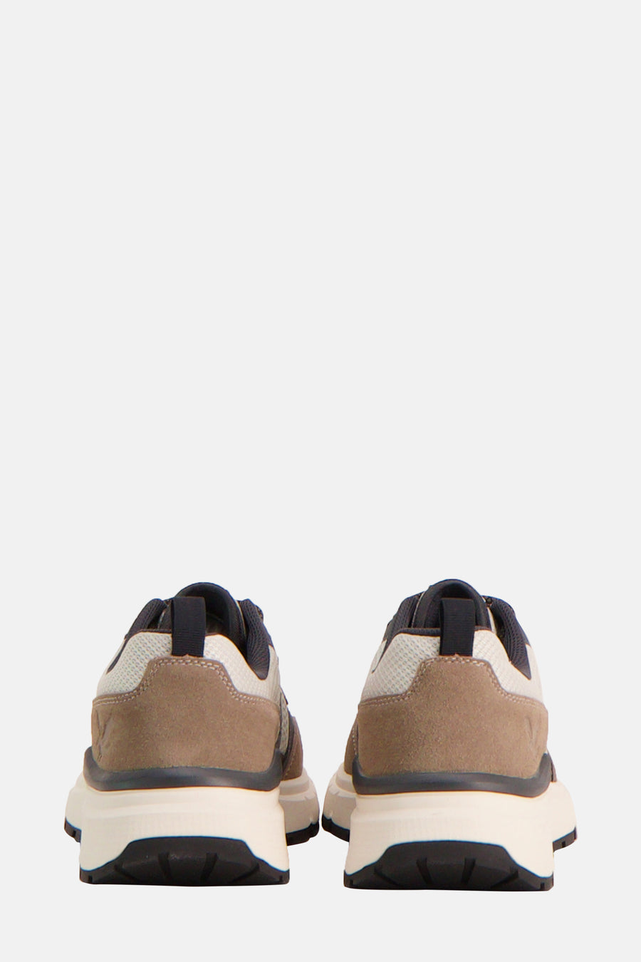 Baskets blanches de LYLE & SCOTT, avec détails en daim marron et semelle épaisse blanche et noire.