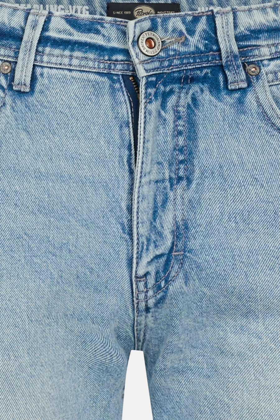 Rechte spijkerbroek in lichtblauw denim van Petrol Industries, met ritssluiting en zichtbare stiksels.