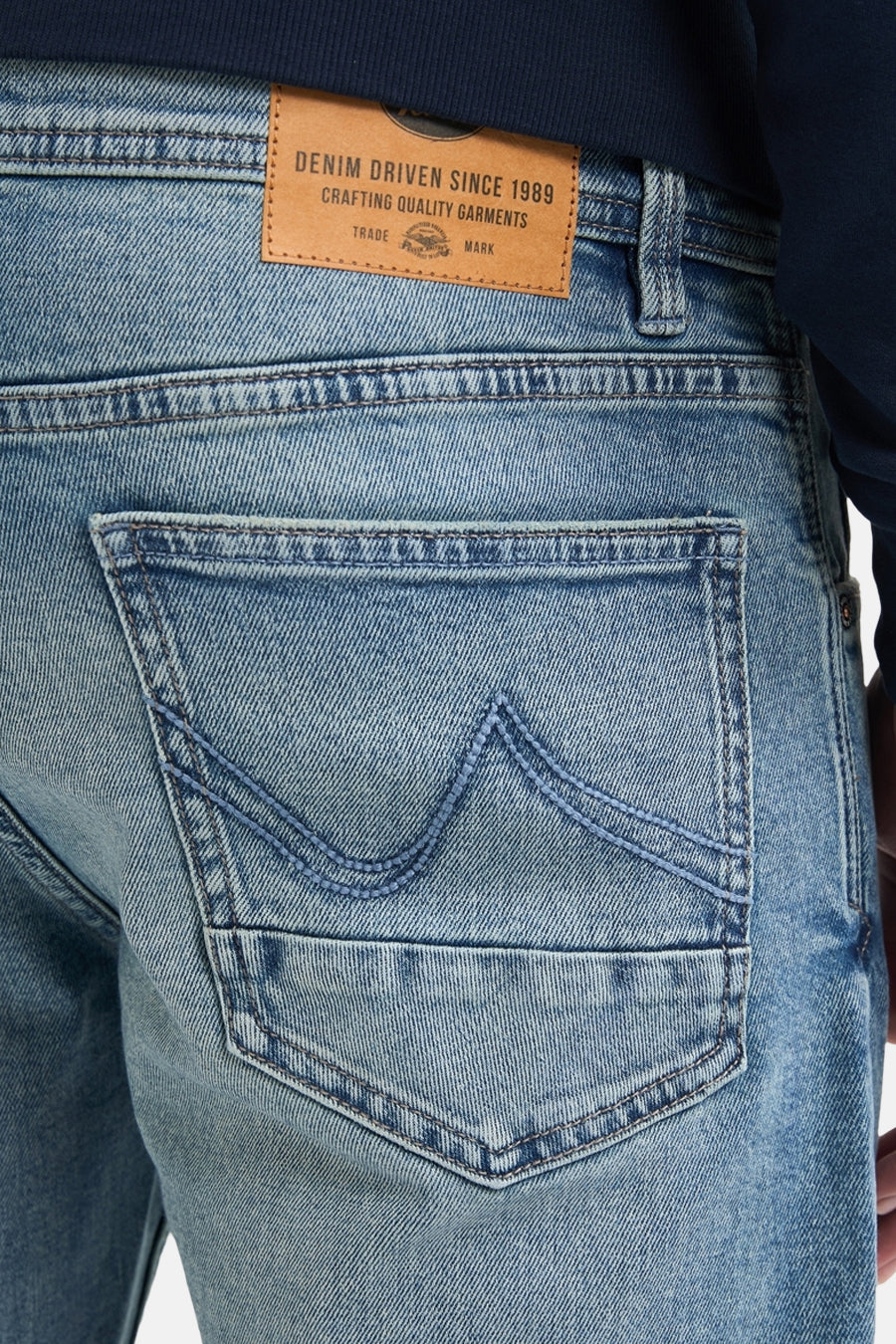 Jean droit en denim bleu clair de Petrol Industries®, avec poche arrière ornée de surpiqûres.