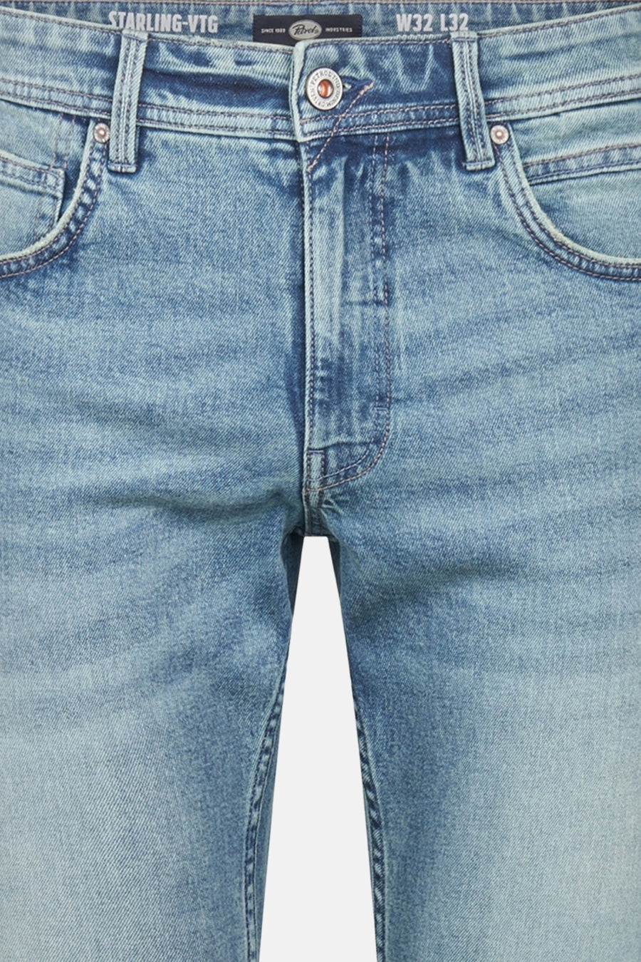 Jean droit en denim bleu clair de Petrol Industries, avec détails de couture et poches avant.
