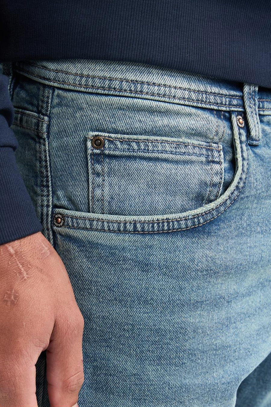 Jeans droit en denim bleu clair de Petrol Industries®, poche gousset sur le devant.