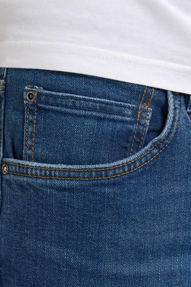 Jean droit en denim bleu moyen de Petrol Industries®, poche gousset sur le devant.
