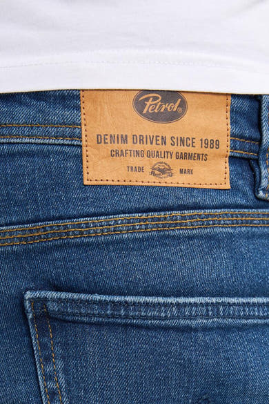 Rechte spijkerbroek in middinblauw denim van Petrol Industries, met een gelogo'd leren etiket op de tailleband.