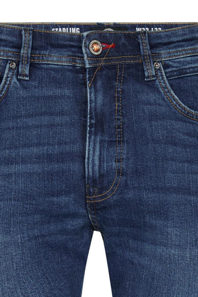 Rechte middellange blauwe jeans van Petrol Industries, met contrasterende stiksels en decoratieve knoop.