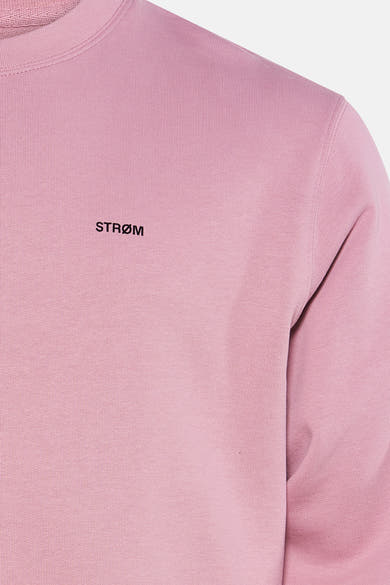 Sweat-shirt rose en coton de STROM, avec un col rond ras du cou et le logo brodé en noir.