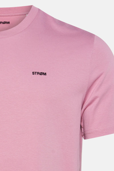 T-shirt rose à manches courtes de STROM, en tissu texturé avec logo discret.