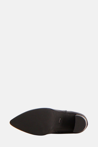 Bottines noires par SUPERTRASH, avec semelle lisse et talon légèrement texturé.