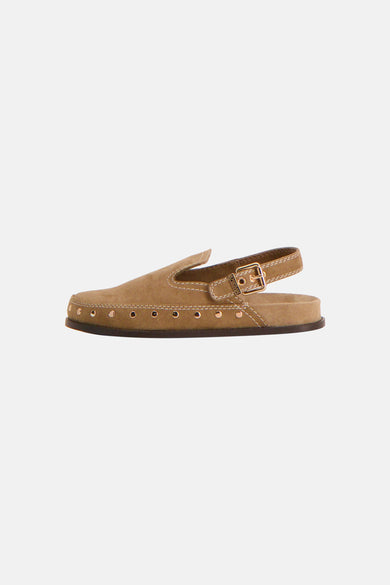Bruine SUPERTRASH sandalen van suède, met hielbandje, gouden gesp en metalen klinknagels, zijaanzicht.