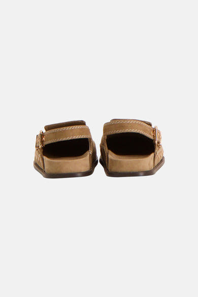 Sandales brunes de SUPERTRASH, en cuir avec surpiqûres et boucles dorées, vue de dos.
