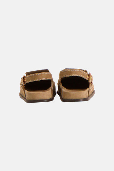 Bruine sandalen van SUPERTRASH, van leer met stiksels en gouden gespen, achterzijde.