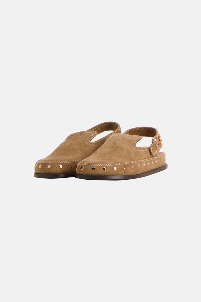 Bruine suède sandalen van SUPERTRASH, met metalen oogjes, witte stiksels en gesp.