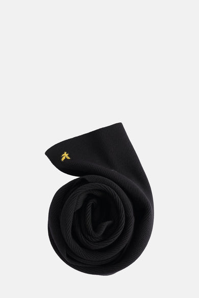 Zwarte sjaal van LYLE & SCOTT, gewonden in een spiraalvorm met een gouden geborduurde logo.