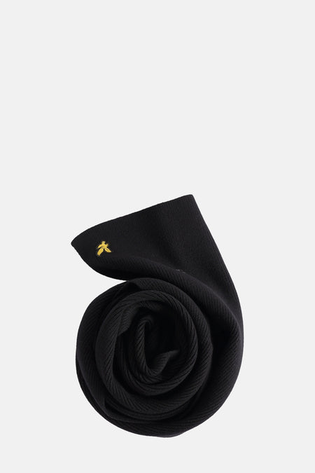 Écharpe noire de LYLE & SCOTT, enroulée en forme de spirale avec un logo brodé doré.