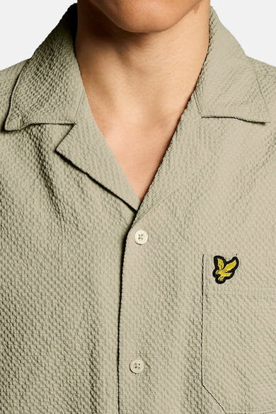 Groen overhemd met korte mouwen van LYLE & SCOTT, van getextureerde stof met een embleem op de zak.
