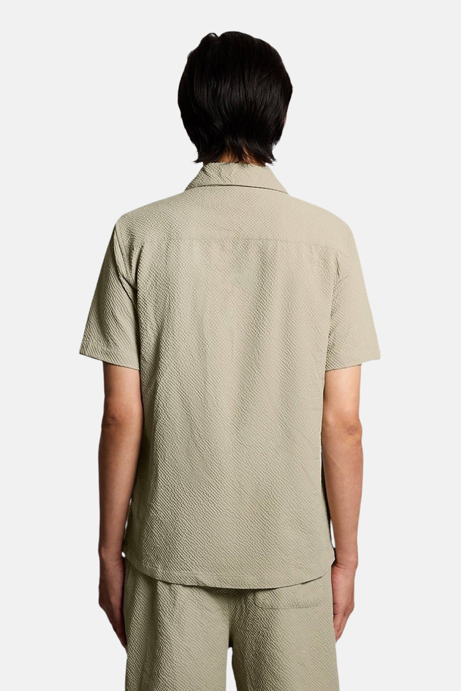 Groen overhemd met korte mouwen van LYLE & SCOTT, met een zichtbare wafelstructuur aan de achterkant.