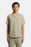 Lichtgroen overhemd van LYLE & SCOTT, met wafeltextuur, borstzak en korte mouwen.