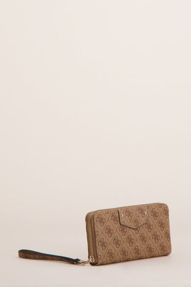 Bruine Guess portemonnee met monogramprint en ritssluiting, op een effen achtergrond.