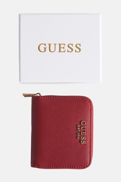 Rode portemonnee van imitatieleer van Guess, geleverd met de witte doos met logo.