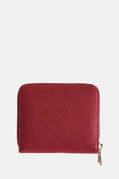 Portefeuille rouge en cuir de Guess avec fermeture éclair dorée et texture grainée.