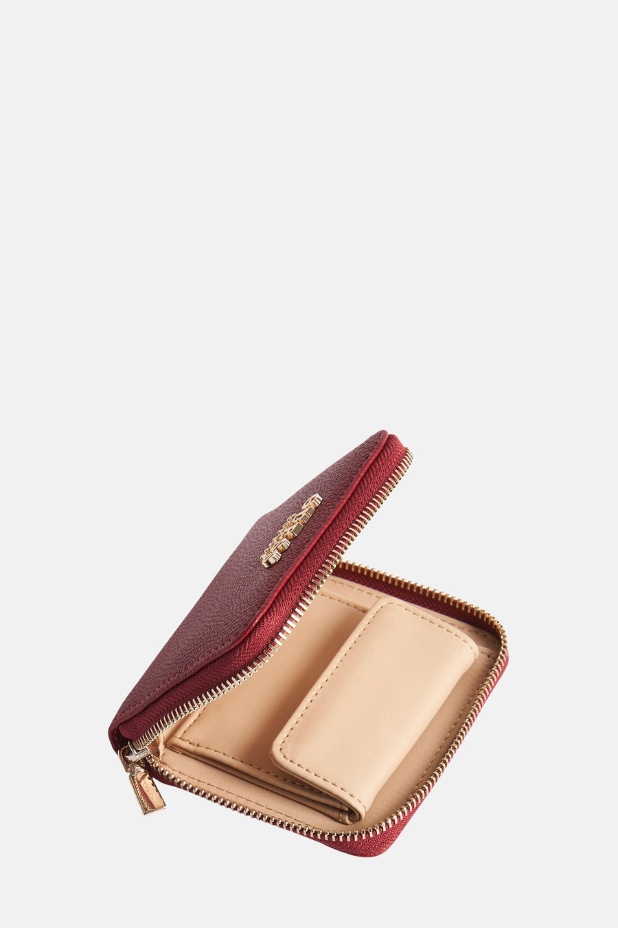 Portefeuille rouge en similicuir de Guess, ouvert avec fermeture éclair et logo doré.
