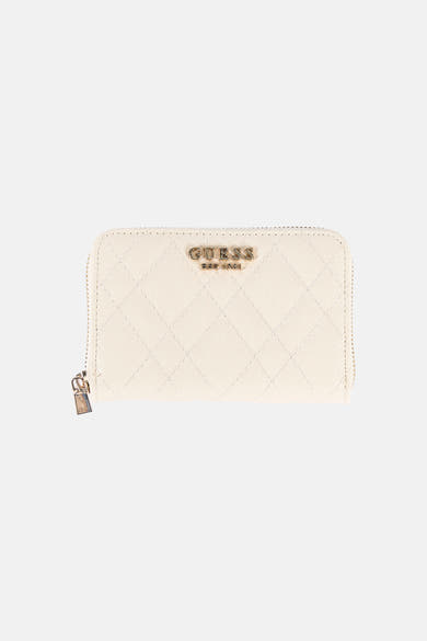 Beige Guess® portemonnee met ruitvormig doorgestikt patroon en gouden ritssluiting.