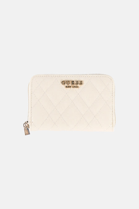 Portefeuille beige matelassé de Guess, avec fermeture éclair dorée et logo métallique.