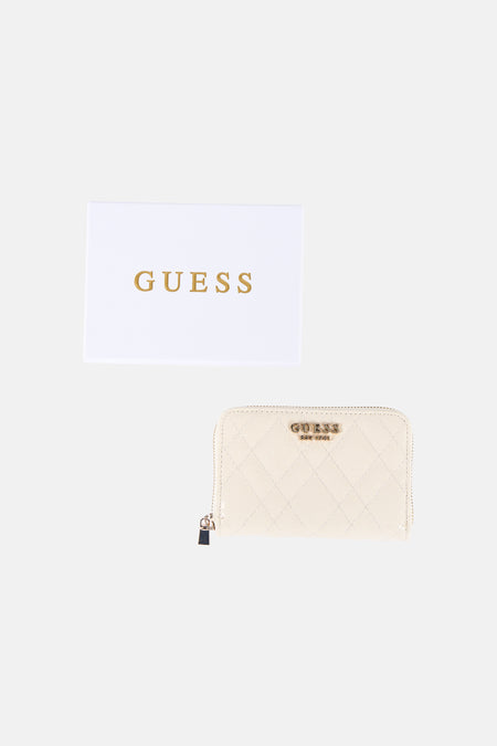 Portefeuille beige de Guess, avec motif matelassé en losanges et fermeture éclair sur trois côtés.