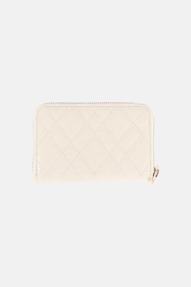 Portefeuille beige de Guess® avec motif matelassé en losange et fermeture éclair dorée.