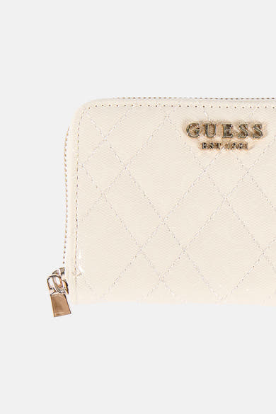 Beige kunstleren Guess portemonnee met ruitvormig doorgestikt patroon en gouden ritssluiting.