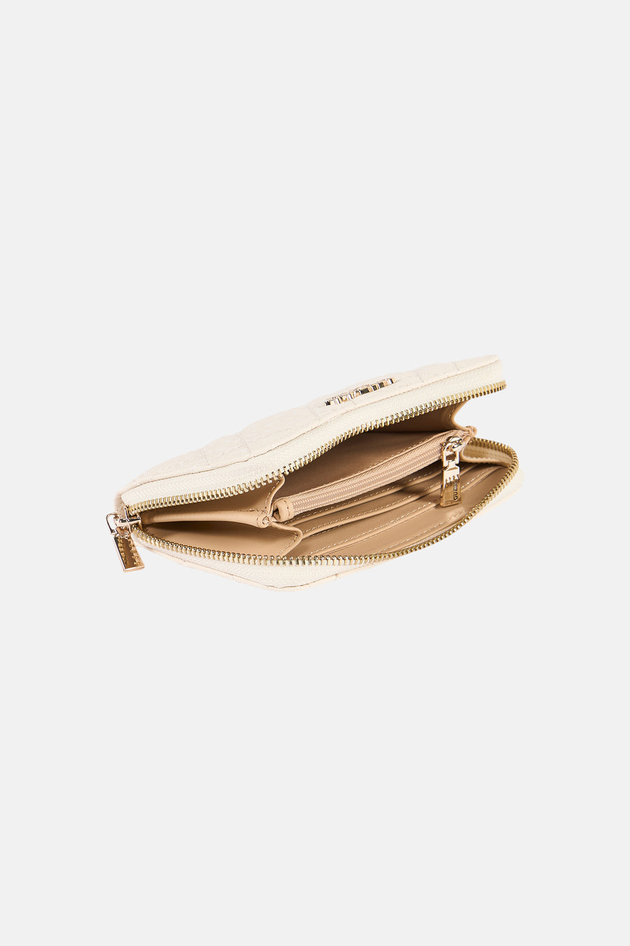 Beige Guess® portemonnee met gouden ritssluiting en gewatteerde textuur.