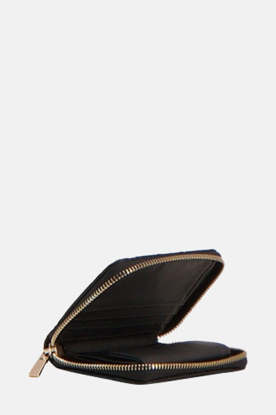 Porte-monnaie noir de Guess, ouvert avec fermeture éclair dorée, sur un fond uni.
