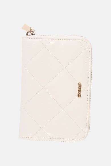 Witte Guess® portemonnee, ruitvormig doorgestikt patroon en gouden ritssluiting.